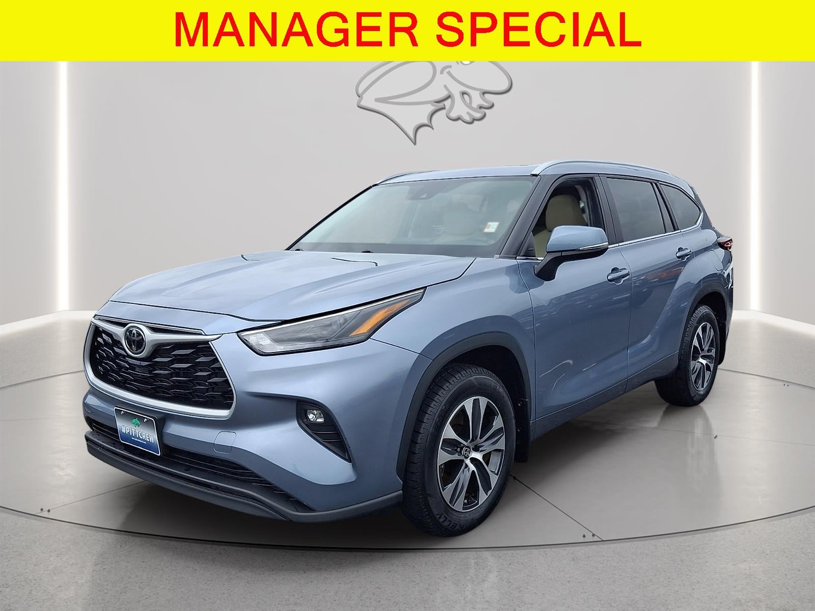2024 Toyota Highlander XLE in Moon Dust — front three-quarter view